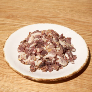 plato blanco con trozos de tocino de cerdo crudos