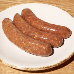 plato blanco con tres salchichas tipo chorizo estilo español