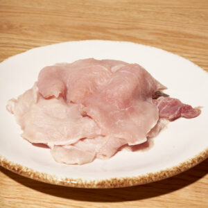 plato blanco con varios bisteces de lomo de cerdo